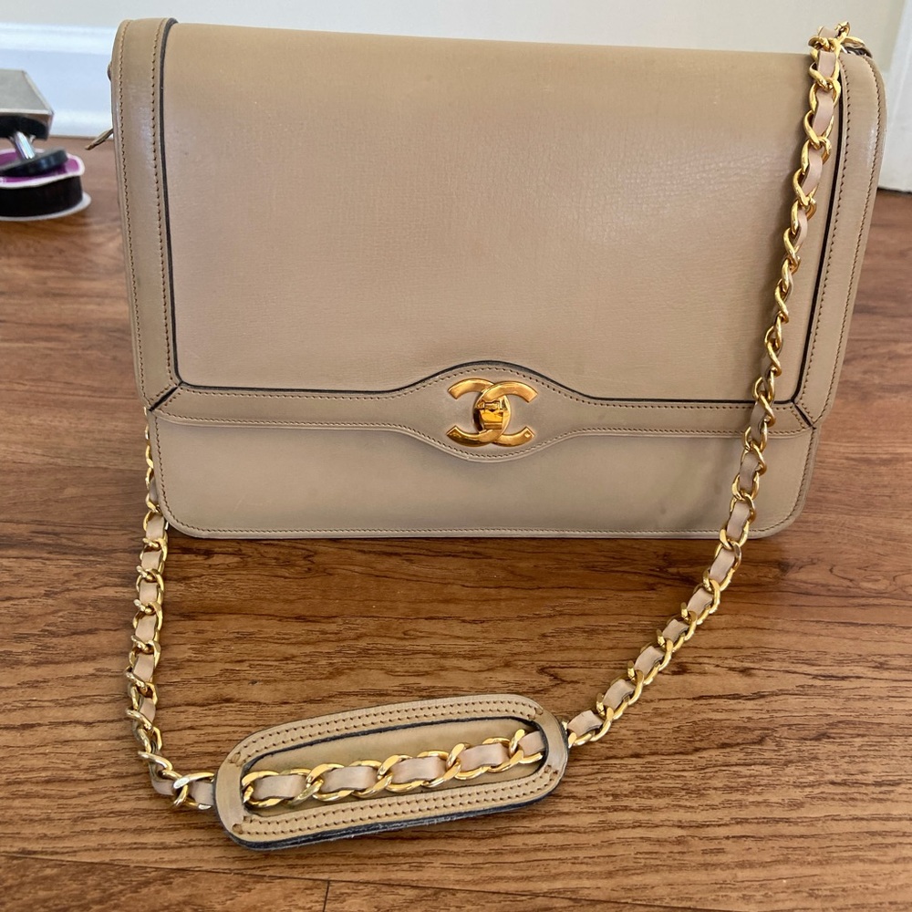 💕SALE! 😍 Gorgeous! Chanel Medium Shoulder Bag 👜